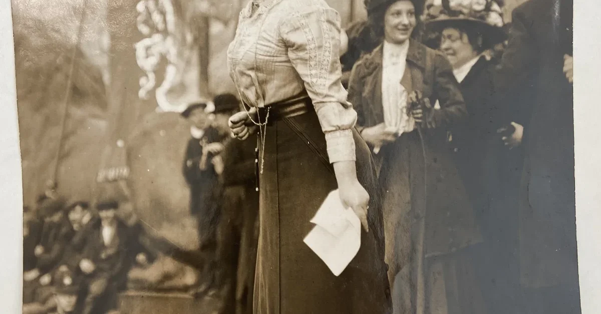 Mary Macarthur addressing striking women chainmakers at Cradley Heath, 1910